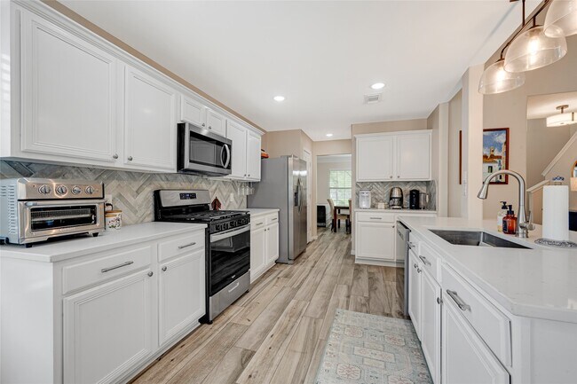 Building Photo - 4102 Caneshaw Dr