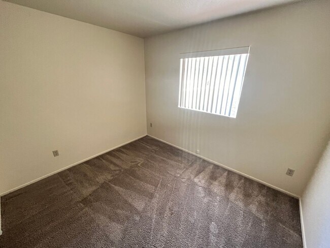 Building Photo - 533 S I St