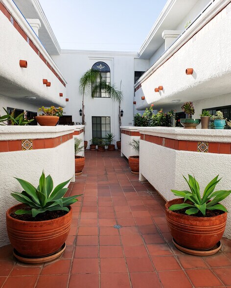3751 S Canfield Avenue Courtyard - 3751 S Canfield Ave