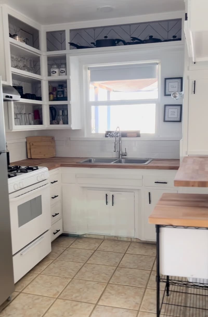 Kitchen - 1529 1/2 Carmona Ave