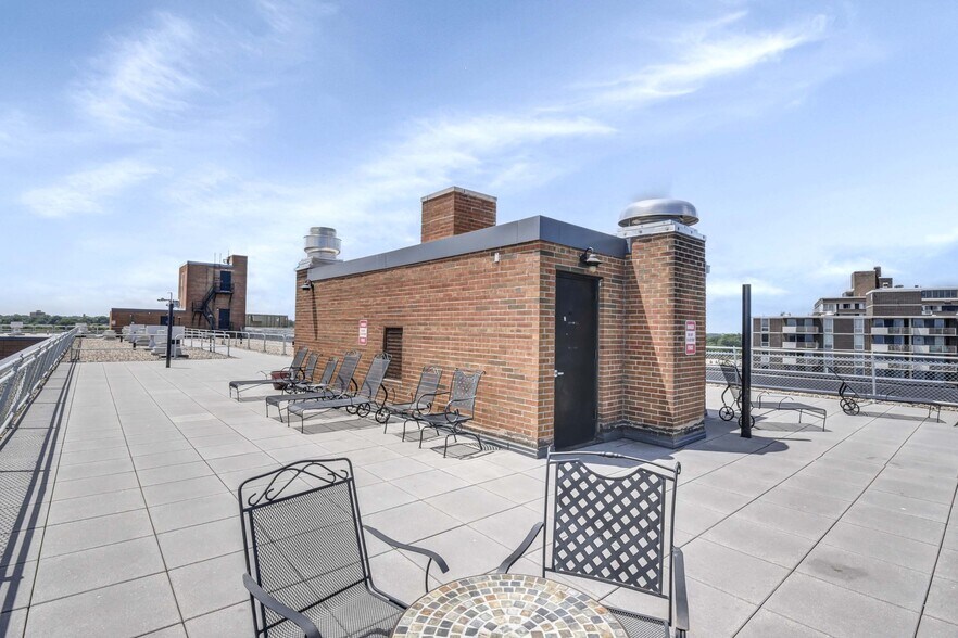 Building Photo - 11850 Edgewater Dr