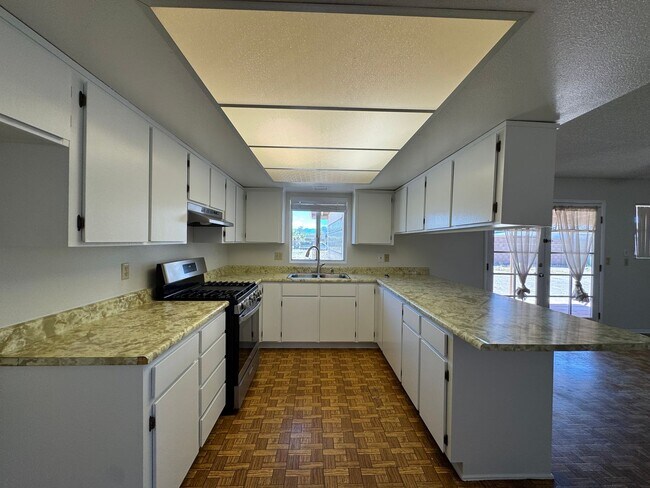 Building Photo - 3BR 2Ba home w/Large Fenced yard with RV g...