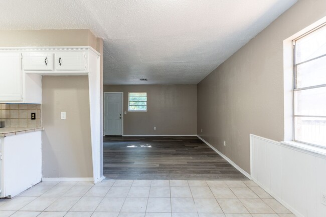 Building Photo - Spacious 5-Bedroom Home Near Tinker AFB an...