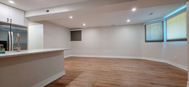 Building Photo - 2230 W Wilson Ave