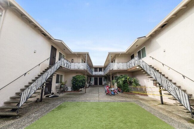 Building Photo - 897 Northrup St