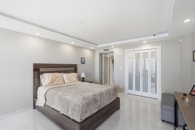 Building Photo - 4100 Galt Ocean Dr