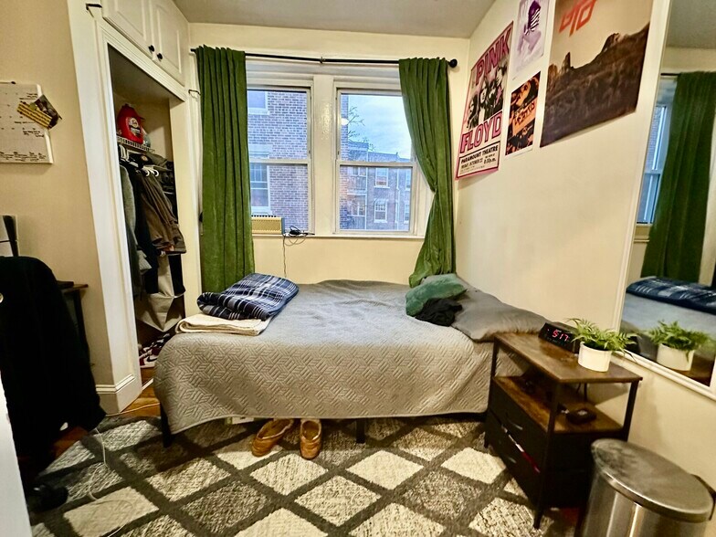 Building Photo - 73 Thatcher St