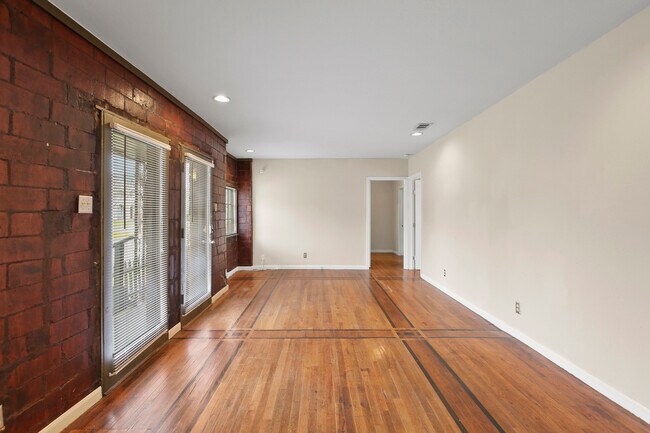 Building Photo - 405 N Praire