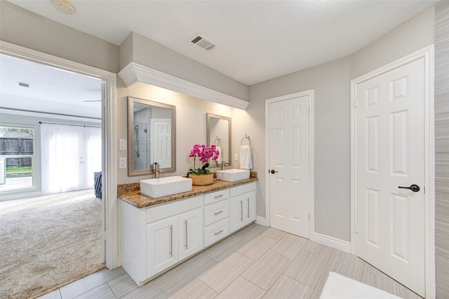 Building Photo - 1535 Hannington Dr