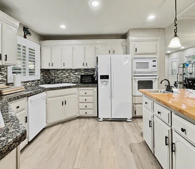 Building Photo - 39705 Manzanita Dr