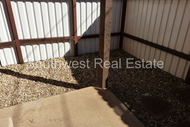 Building Photo - Spacious 2 bedroom 1 bath with a fireplace!