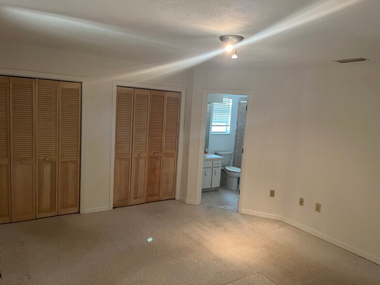Building Photo - 17026 Southside Ct