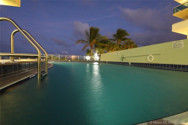 Building Photo - 9225 Collins Ave