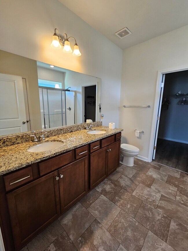 Building Photo - Gorgeous Goose Creek Home!
