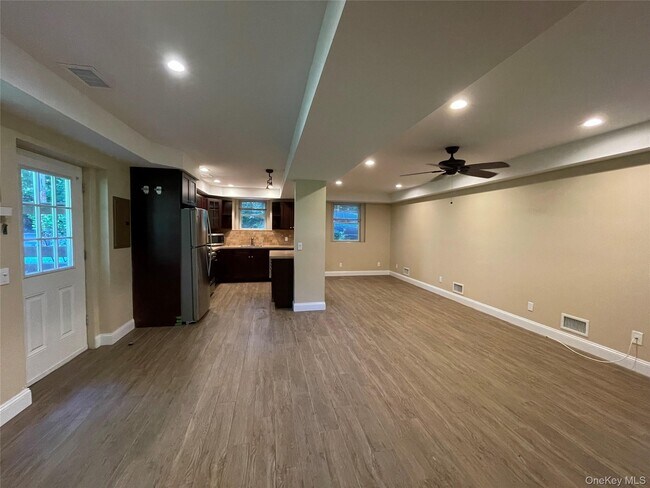 Building Photo - 328 E Broadway