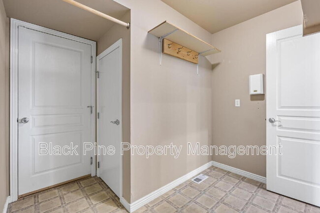 Building Photo - 4017 E Winterberry Dr