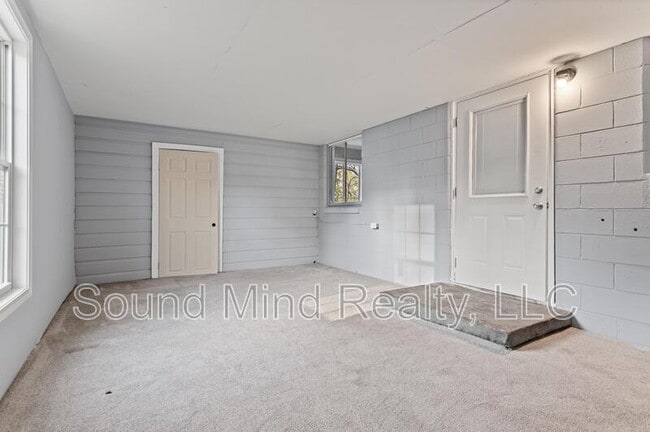 Building Photo - 914 Ranch Farm Rd