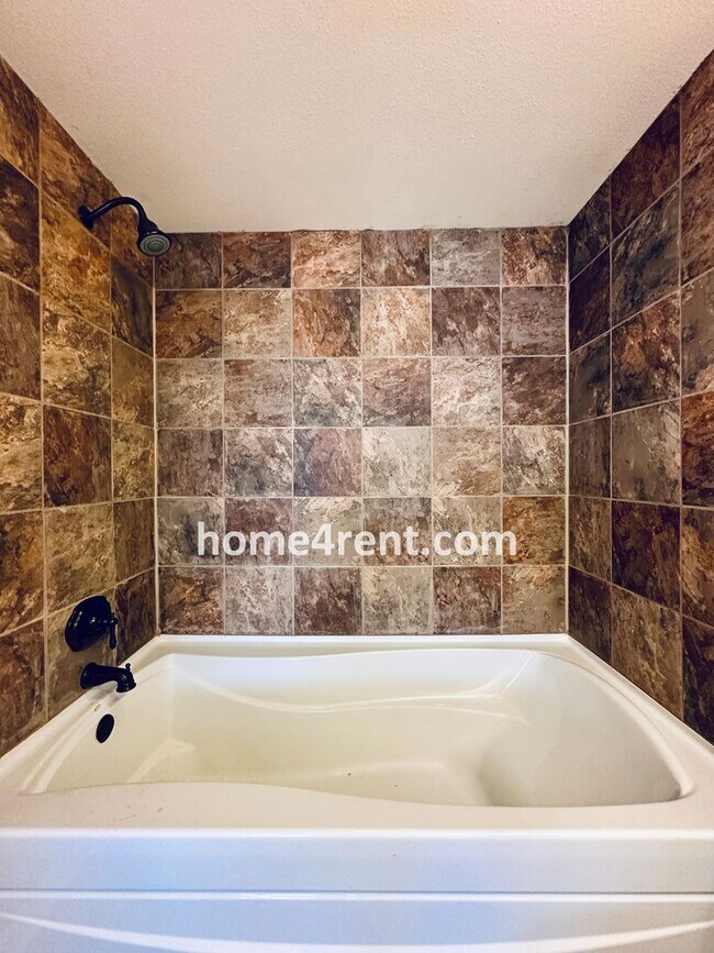 Building Photo - Gorgeous Olathe, 5 BR Home w/ Wood floors,...
