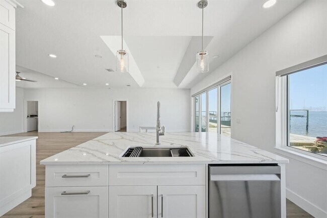 Building Photo - 1909 Gulfview Dr