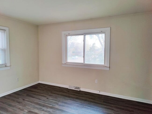 Building Photo - 478 Robbe Ave