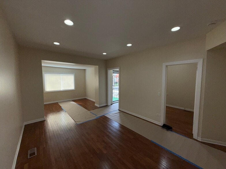 Building Photo - 7423 S St Lawrence Ave