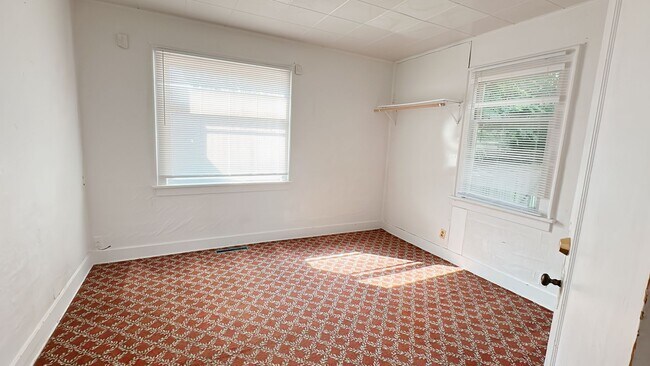 Building Photo - 3+bdrm/1 bath house with garage + large ya...