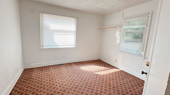 Building Photo - 4 bdrm/1 bath house with garage + large ya...