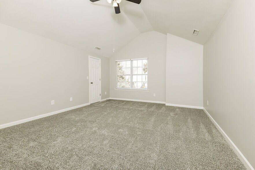 Building Photo - 1550 Pebble Ridge Dr