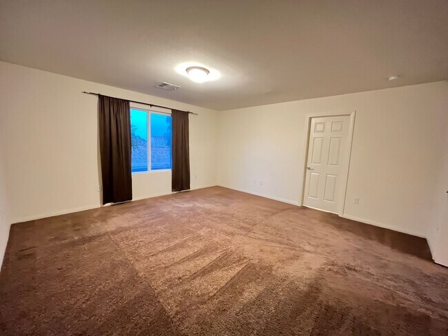 Building Photo - Desirable 4 Bedroom 2.5. Bathroom home in ...