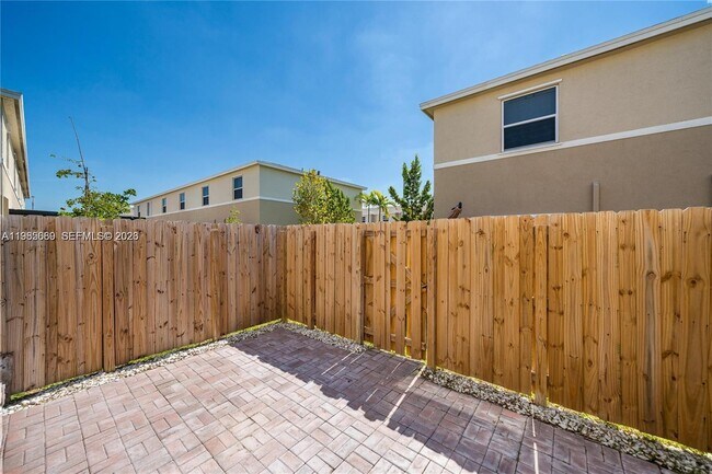 Building Photo - 495 NE 5th Ln