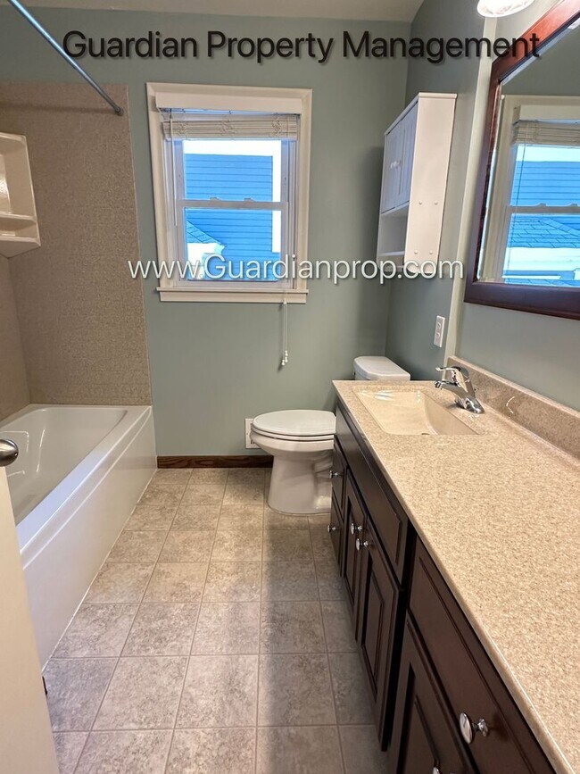 Building Photo - Linden Hills Main Upper Level  Duplex, Fenced Yard, 1 Car Garage, Dishwasher, Storage, Laundry