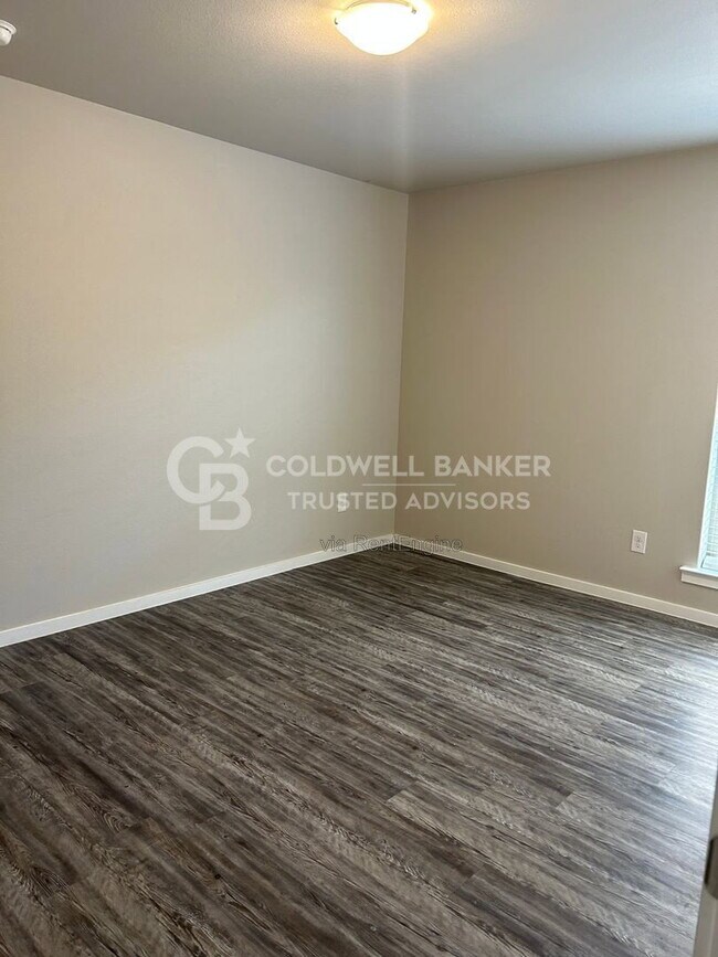 Building Photo - 2122 N Texas Ave