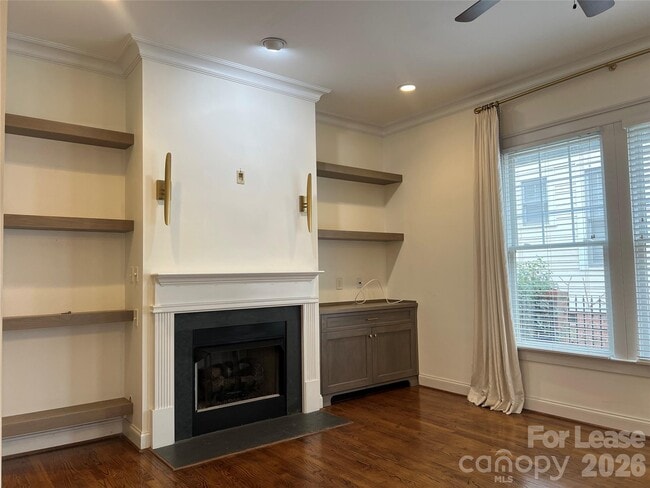 Building Photo - 711 E 9th St