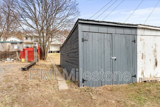 Building Photo - 16 Woods Ln