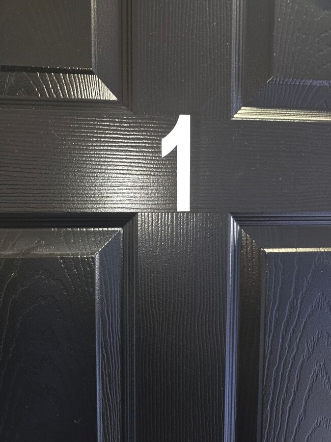 Building Photo - Rooms for Rent – Furnished, Lockable, & Private Backyard! 6 Spots Open.