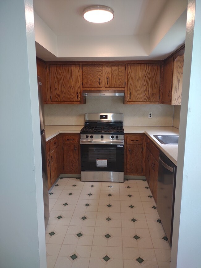 Building Photo - 576A Nemoral St