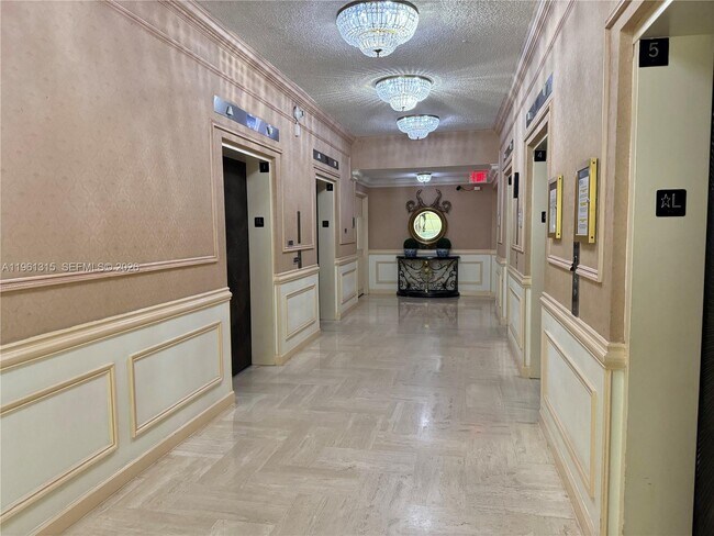 Building Photo - 2500 Parkview Dr