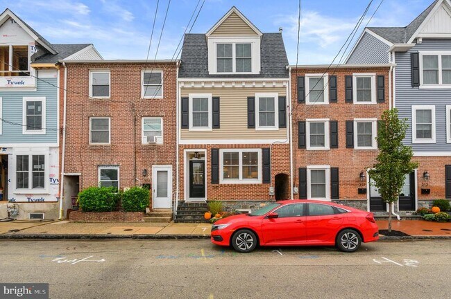 Building Photo - 309 S Adams St