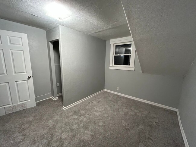 Building Photo - 323 4th Ave NE