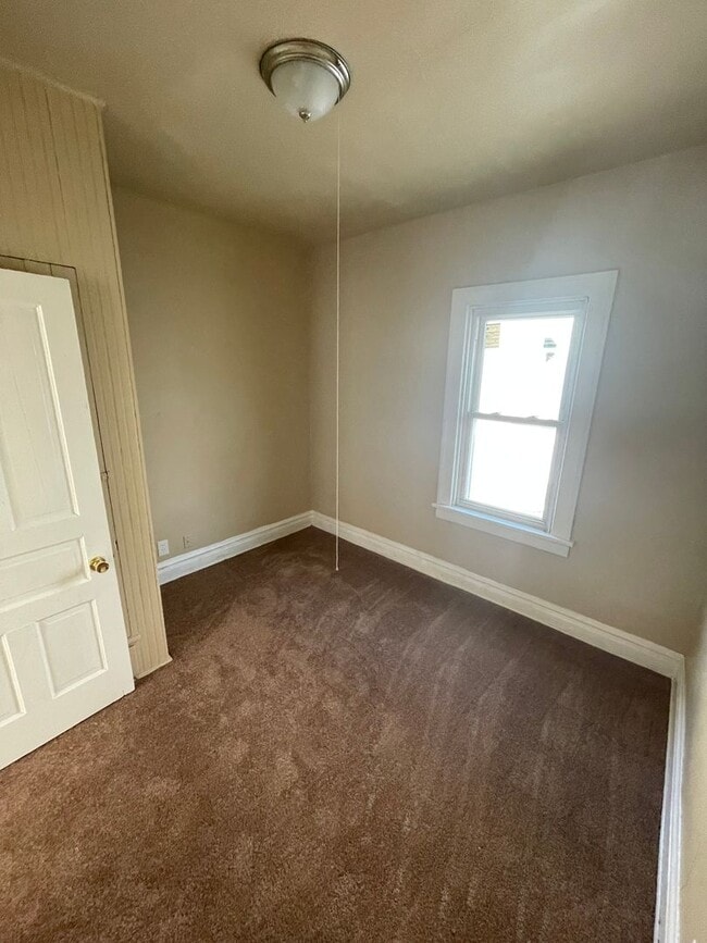 Building Photo - HUGE 4 Bedroom Apartment