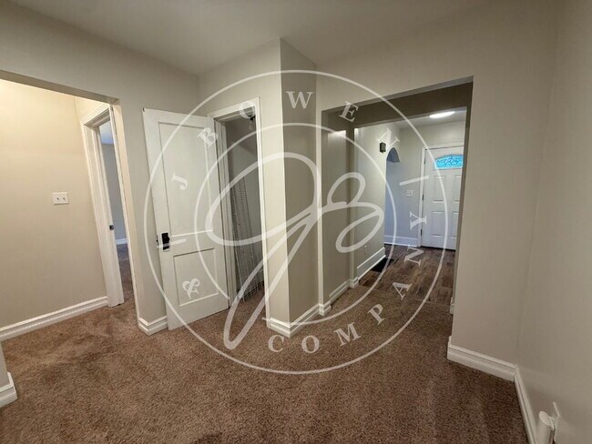 Building Photo - Charming 4 bedroom 2 bathroom close to the University of Toledo.