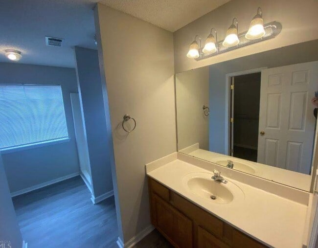 Building Photo - 230 Stirling Bridge Dr
