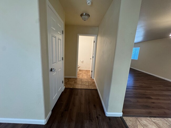 Building Photo - Beautiful home for rent in Visalia