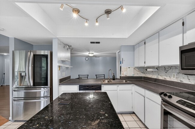 Building Photo - Cozy 3 Bedroom Available in Tampa!
