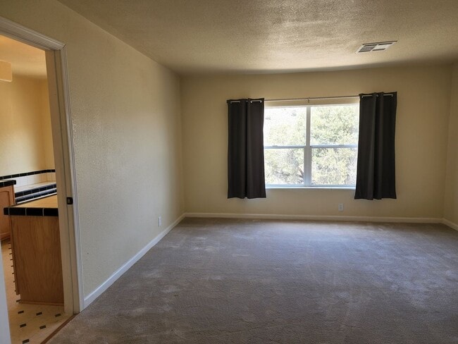 Building Photo - Large manufactured home in Topaz Ranch Estates