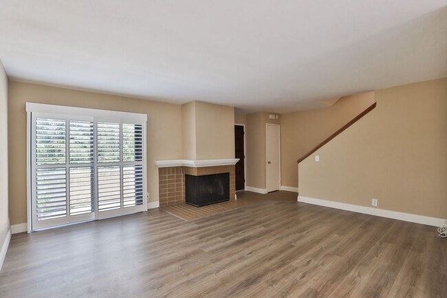 Building Photo - 8750 Villa La Jolla Dr