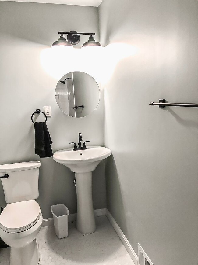 Building Photo - Gorgeous 4 Bed 2 Bath Single Family Home W...