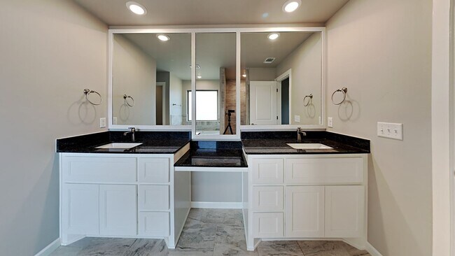Building Photo - Very nice 3 Bedroom, 2 Bathroom 2 Car garage with Storm Shelter in East Edmond