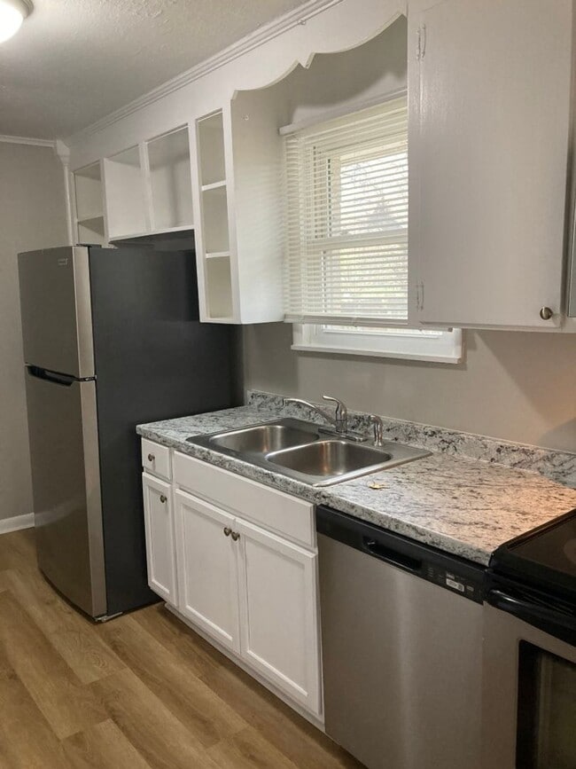 Building Photo - West Nashville 3BR Duplex - Free Rent