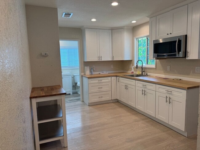 Building Photo - Great 4 Bedroom 3 Bathroom 2000 Sqft. Hous...